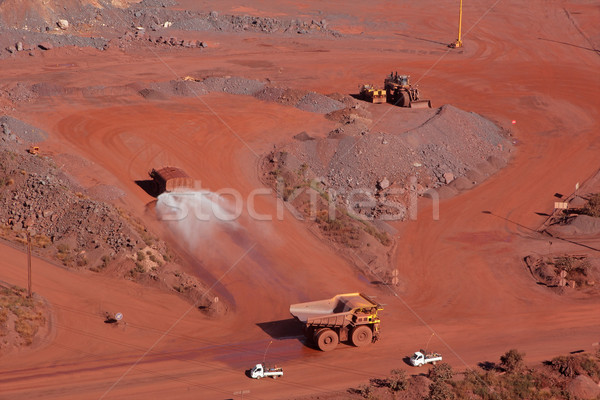 Demir madencilik büyük mayın kamyonlar yol Stok fotoğraf © EcoPic