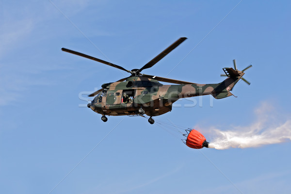 Militar helicóptero cubo agua lucha incendios forestales Foto stock © EcoPic