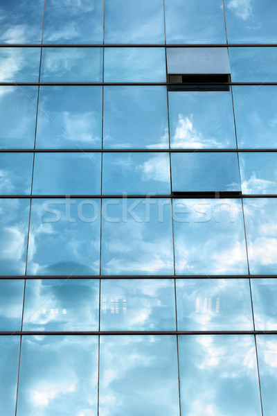 Gordijn muur venster bewolkt hemel af Stockfoto © eldadcarin