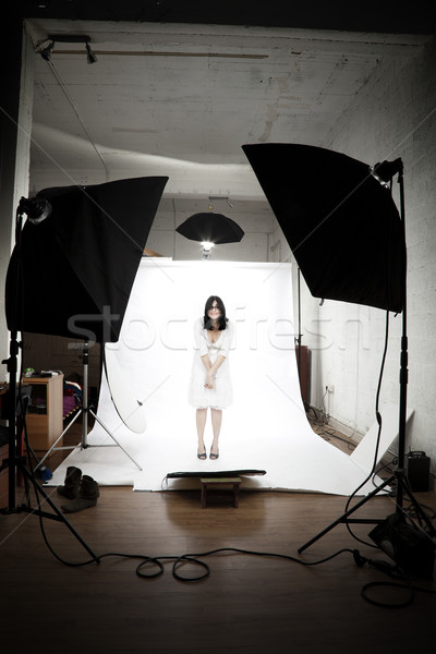 Vliering studio fotograaf actie model af Stockfoto © eldadcarin