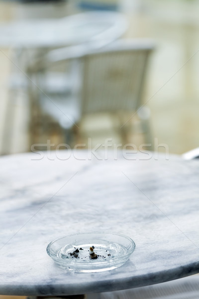 прикладом пепельница сигарету пусто кофейный столик Сток-фото © eldadcarin