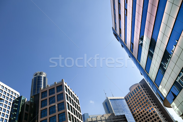Immeubles de bureaux lot faible grand angle vue étroit Photo stock © eldadcarin