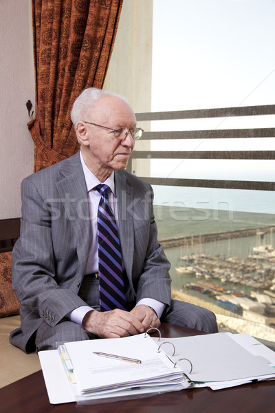 Senior Geschäftsmann schauen heraus Fenster ältere Stock foto © eldadcarin