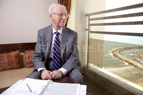 Senior Geschäftsmann schauen heraus Fenster ältere Stock foto © eldadcarin