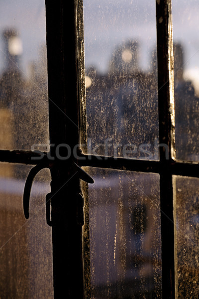 Scadea Manhattan orizont in spatele vitraliu fereastră Imagine de stoc © eldadcarin