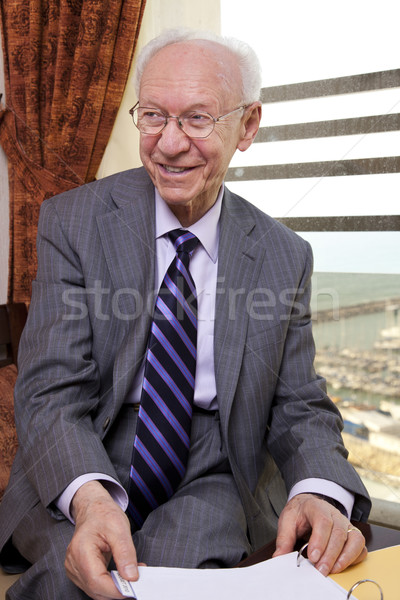 Senior Geschäftsmann lächelnd weg ältere 80er Jahre Stock foto © eldadcarin