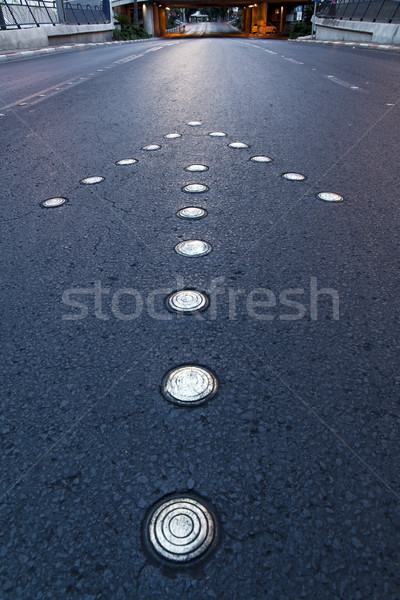 Metalic stradă săgeată inainte îndreptat gol Imagine de stoc © eldadcarin