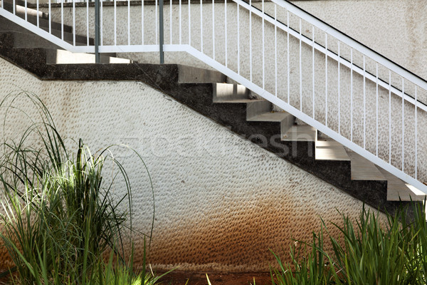 Szabadtér belső udvar lépcsősor oldalnézet repülés vezető Stock fotó © eldadcarin