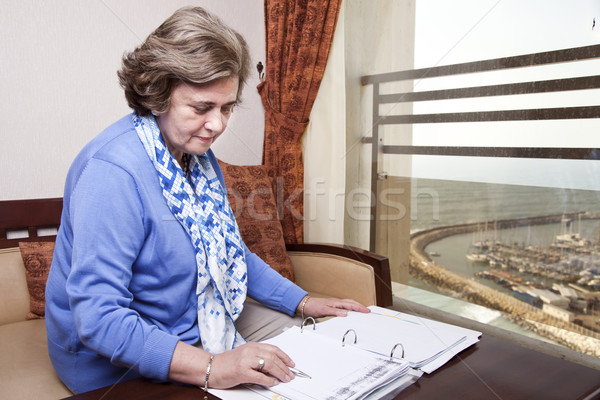 Supérieurs femme d'affaires écrire âgées fin 60 Photo stock © eldadcarin