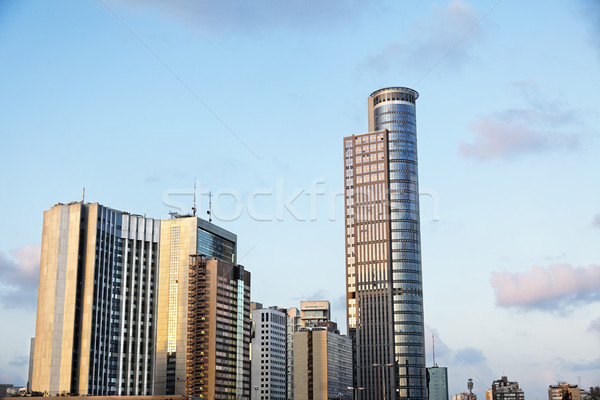 Centre-ville bâtiments étroit immeubles de bureaux gratte-ciel Photo stock © eldadcarin