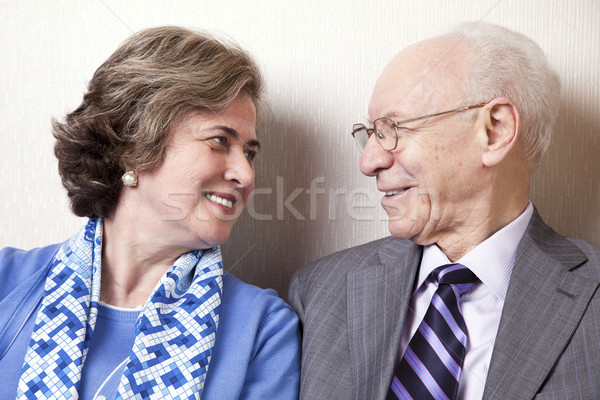 ältere Paar Liebe groß Gesellschaft Stock foto © eldadcarin