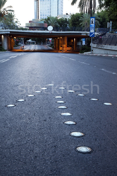 Pătrat rutier săgeată metal îndreptat una Imagine de stoc © eldadcarin