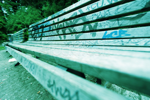 Graffiti bedeckt Weitwinkel Ansicht Bank Park Stock foto © eldadcarin
