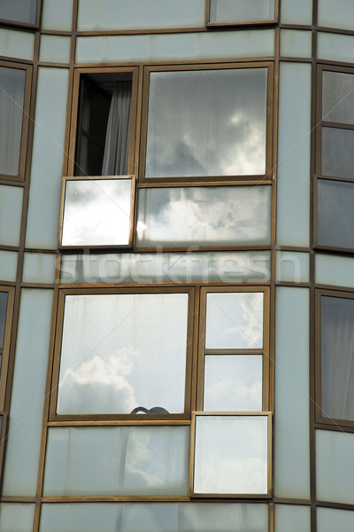Tükröződő ablakok közelkép hotel fal ki Stock fotó © eldadcarin