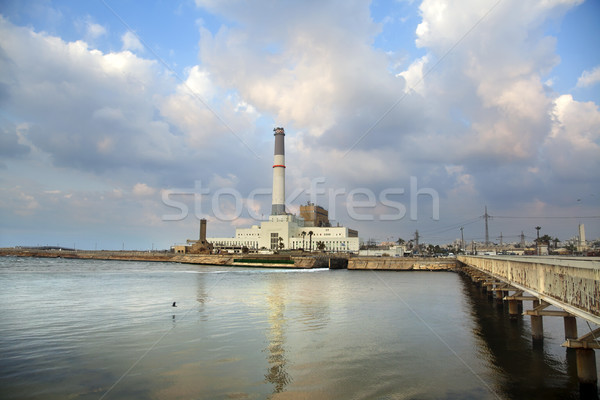 Centrala electrica râu vedere lectură gură marea mediterana Imagine de stoc © eldadcarin