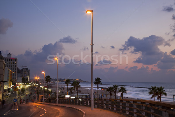 Plajă amurg vedere plaje vechi oraş Imagine de stoc © eldadcarin