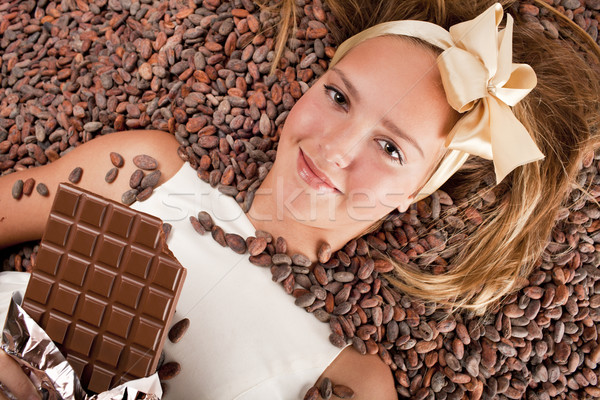 Gyönyörű lány csokoládé kakaóbab gyönyörű kaukázusi lány Stock fotó © Elegies