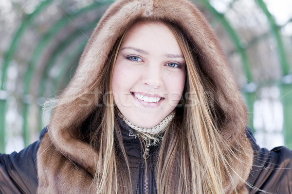 Gyönyörű lány szőrmebunda mosolyog kaukázusi lány nő Stock fotó © Elegies