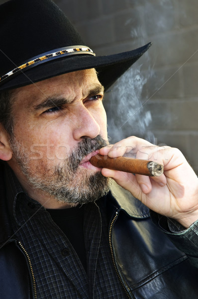 Brodaty człowiek palenia cygara broda cowboy hat Zdjęcia stock © elenaphoto