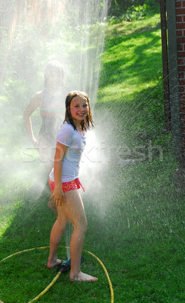 女の子 スプリンクラー を実行して 子 ジャンプ ストックフォト © elenaphoto