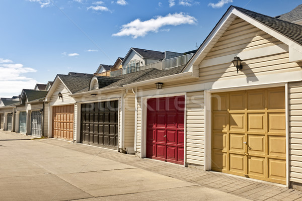 Rij parkeren garage deuren home stedelijke Stockfoto © elenaphoto
