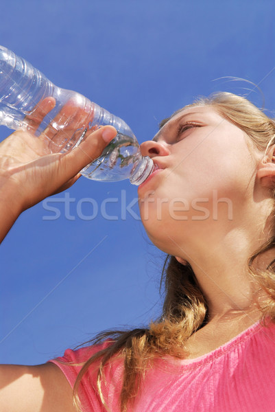 Meisje drinkwater jong meisje uit plastic fles Stockfoto © elenaphoto