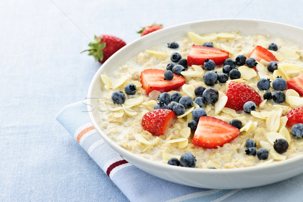 Imagine de stoc: Cereale · pentru · micul · dejun · fructe · de · padure · castron · fierbinte · proaspăt