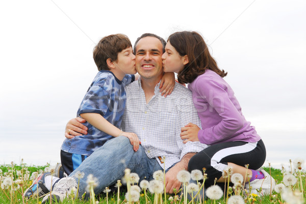 Gelukkig gezin dankbaar kinderen vader kus familie Stockfoto © elenaphoto