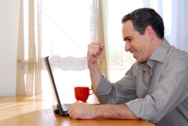 Foto d'archivio: Uomo · laptop · seduta · desk · guardando · computer