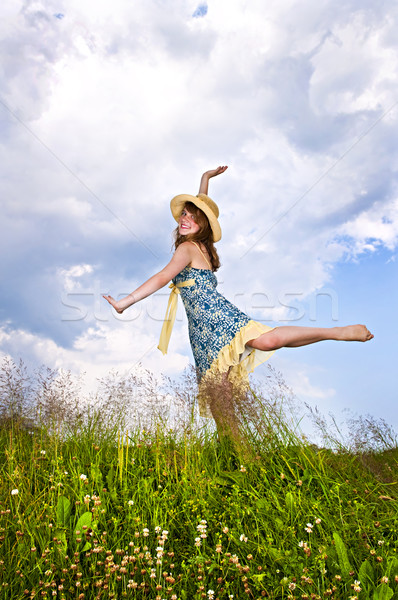 Genç kız dans çayır genç genç kız yaz Stok fotoğraf © elenaphoto