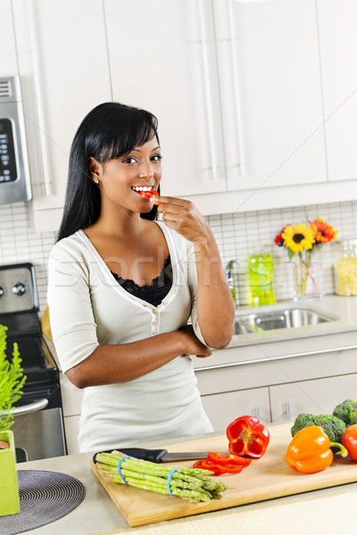 Genç kadın tatma sebze mutfak gülen siyah kadın Stok fotoğraf © elenaphoto