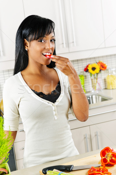 Сток-фото: дегустация · овощей · кухне · улыбаясь · черную · женщину