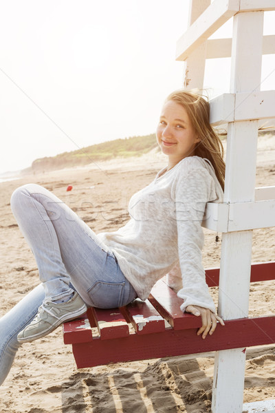 Zdjęcia stock: Młoda · kobieta · posiedzenia · plaży · ratownik · krzesło · młodych
