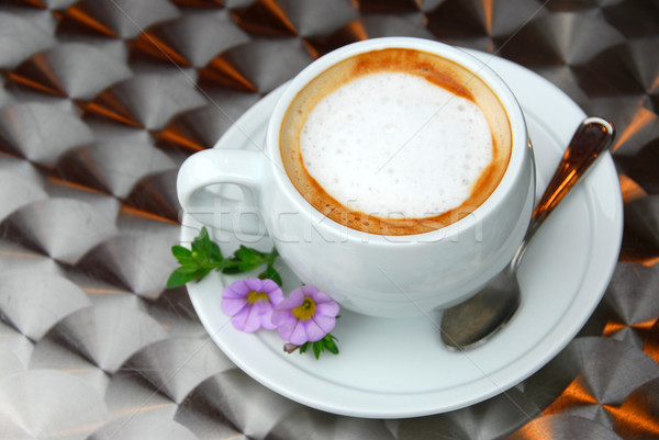 Ceaşcă ceaşcă de cafea cafea flori farfurioara tabel Imagine de stoc © elenaphoto