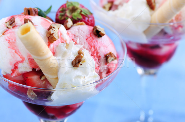 Fraise crème glacée sundae fraîches fraises alimentaire Photo stock © elenaphoto