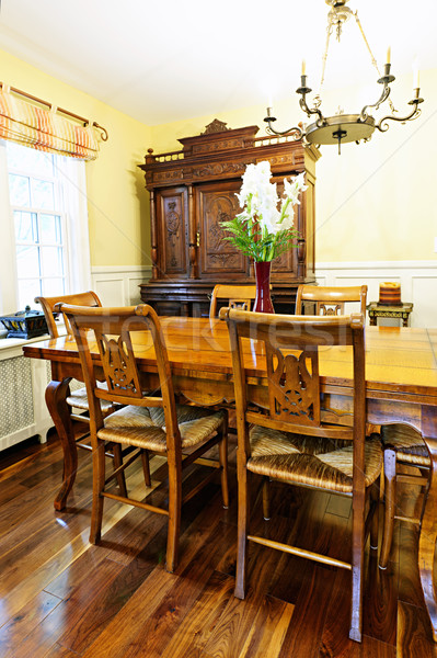 Stockfoto: Eetkamer · interieur · antieke · houten · tafel · stoelen · huis