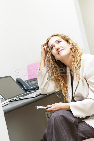 Mujer de negocios preocupado mujer de negocios oficina puesto de trabajo Foto stock © elenaphoto