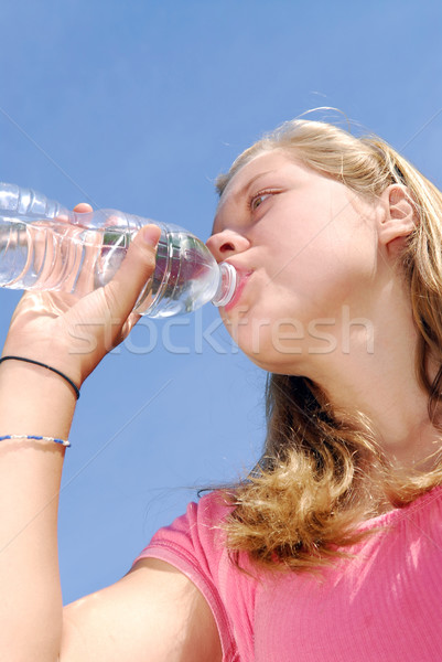 Zdjęcia stock: Młoda · dziewczyna · woda · pitna · plastikowe · butelki · dziewczyna · strony