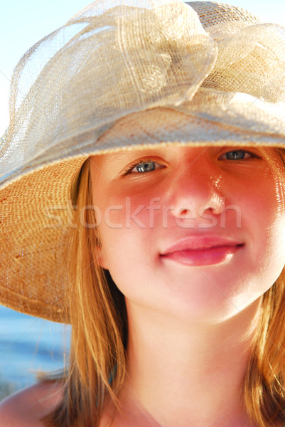 Tienermeisje portret strohoed strand vrouw Stockfoto © elenaphoto