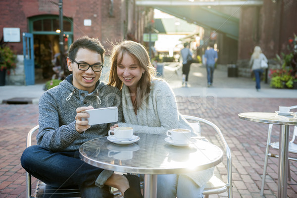 Stock foto: Zwei · Personen · Smartphone · Kaffeehaus · zwei · lächelnd · Jugendlichen