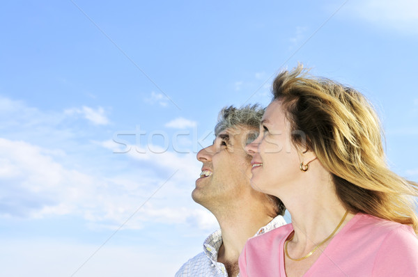 Maduro romántica Pareja bebé mirando cielo Foto stock © elenaphoto