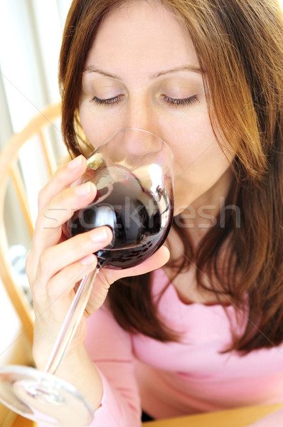 商業照片: 成熟的女人 · 玻璃 · 紅葡萄酒 · 女子 · 酒