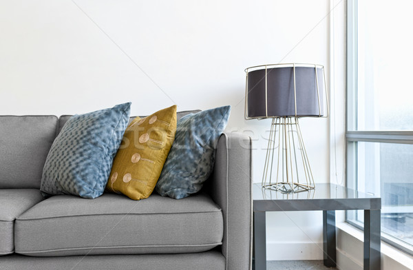 Design de interiores pormenor sofá colorido almofadas lâmpada Foto stock © elenaphoto