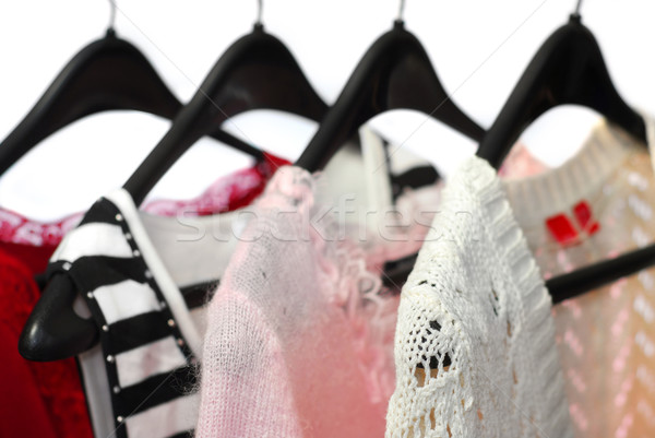 Kleding kleding rack witte vrouw vrouwen Stockfoto © elenaphoto