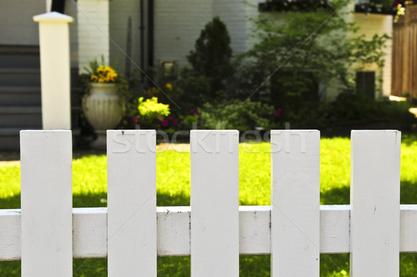 Előkert fehér kerítés körül lakóövezeti ház Stock fotó © elenaphoto
