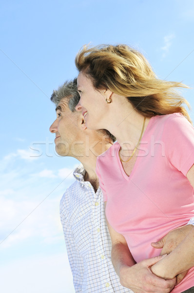 Maduro romántica Pareja bebé mirando cielo Foto stock © elenaphoto