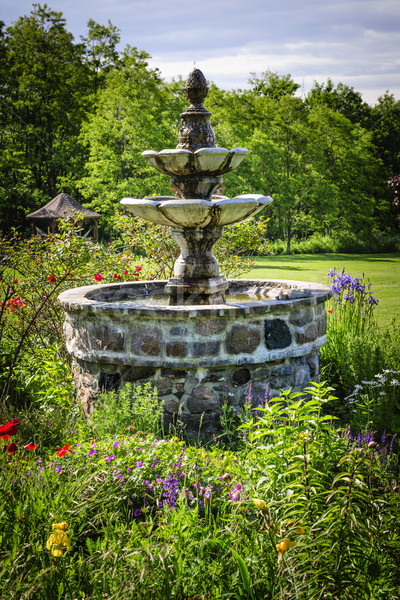 Jardin fontaine luxuriante vert pierre fleur [[stock_photo]] © elenaphoto