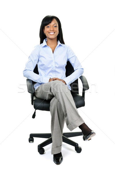 Zdjęcia stock: Kobieta · interesu · posiedzenia · krzesło · biurowe · młodych · uśmiechnięty · czarny