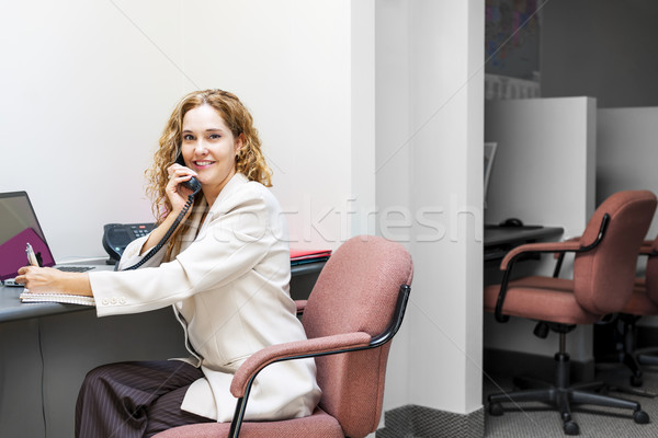 Mosolygó nő telefon irodai asztal üzletasszony telefon jegyzetel Stock fotó © elenaphoto