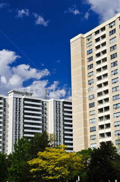 Stockfoto: Appartement · gebouwen · lang · woon- · blauwe · hemel · gebouw